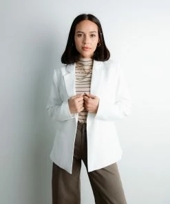 TeaNRose Apparel Flora White Blazer